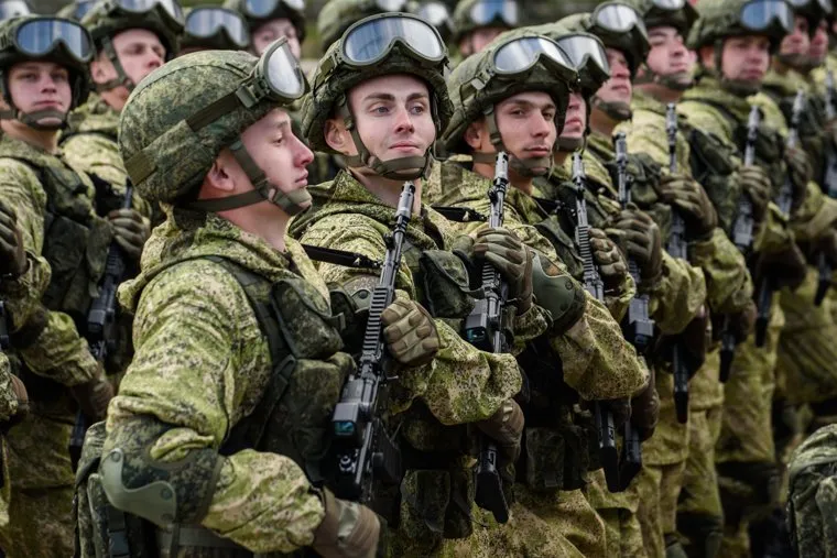 Военный парад в честь Дня Победы на площади 1905 года. Екатеринбург 