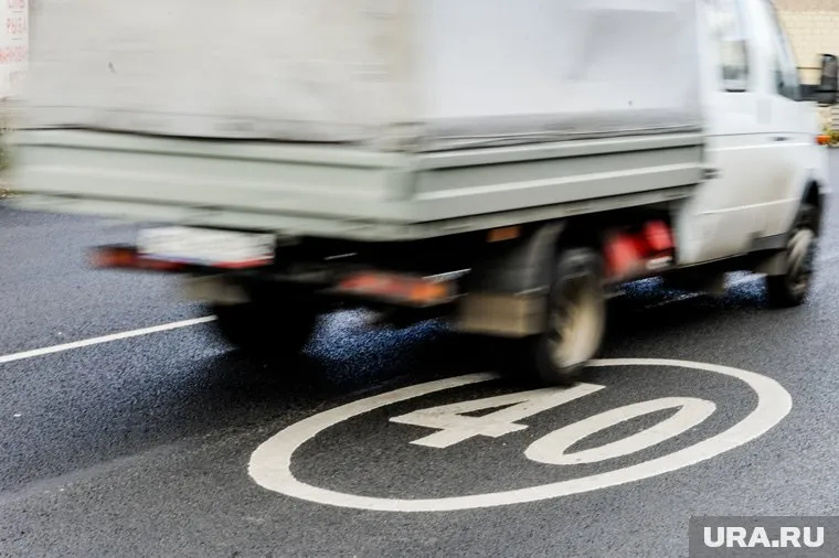 Из-за выбоин на дороге из Томской области в ХМАО водители рискуют остаться без колес