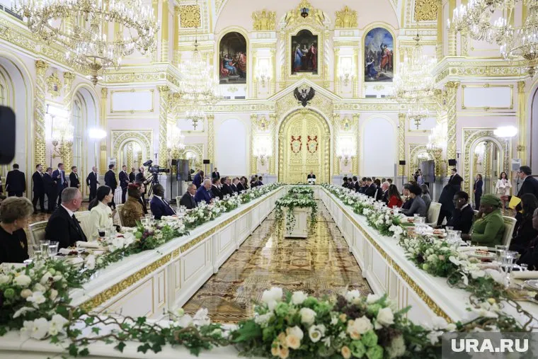 На фотографии торжественный обед от имени президента России для глав делегаций