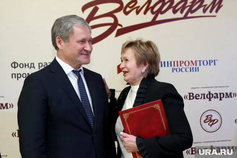 Председатель совета директоров «Велфарма» Людмила Щербакова с Алексеем Кокориным осмотрят новое производство