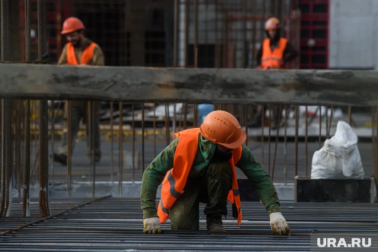 На стройке промышленных объектов в Югре платят больше 100 тысяч рублей
