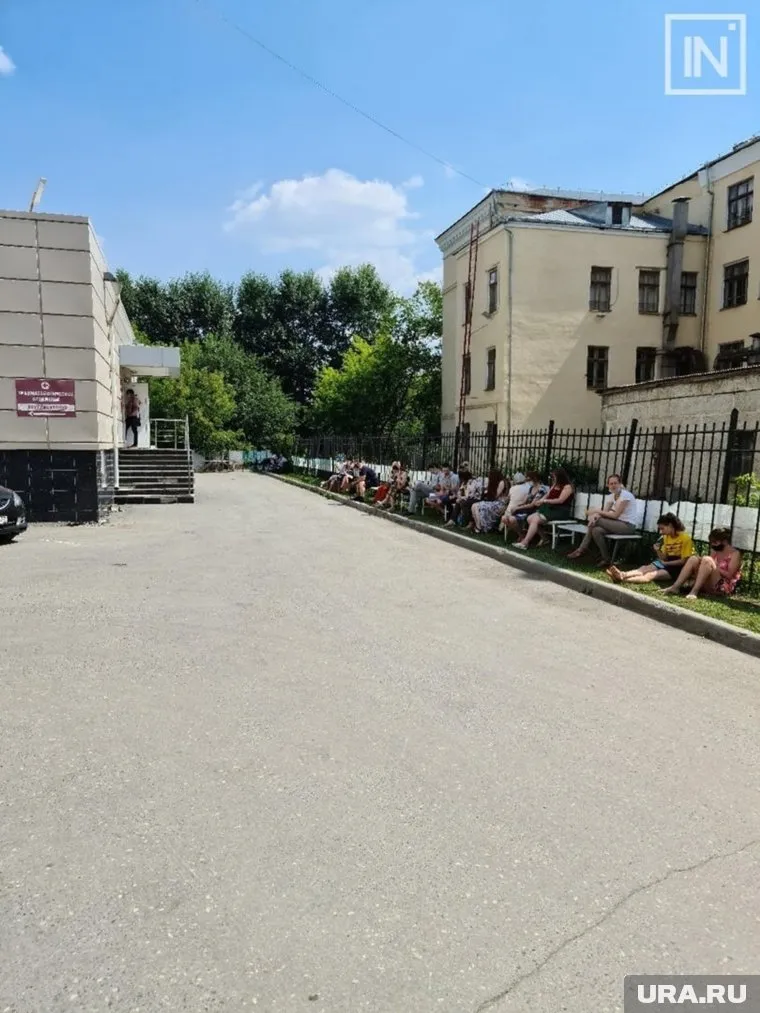 Пациенты вынуждены сидеть на газоне