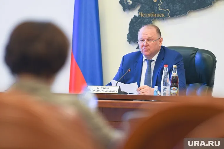 Чиновник посещает популярные у туристов места с женой и детьми