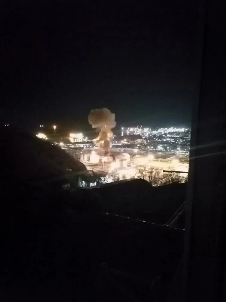 Взрыв на нефтебазе в Туапсе, дым