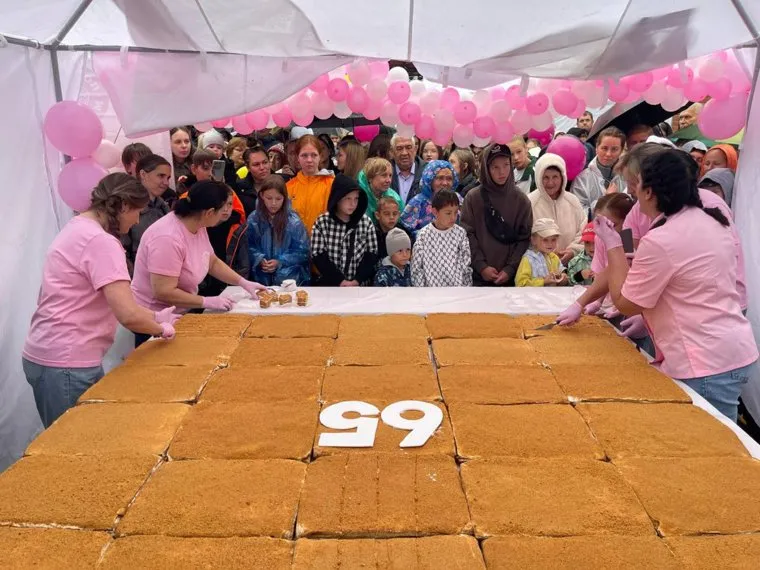 Организаторам не хватило места, чтобы разложить десерт во время приготовления