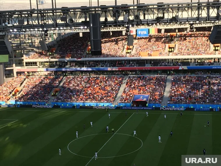 Пустые места на трибунах оперативно заполнили «люди в штатском»