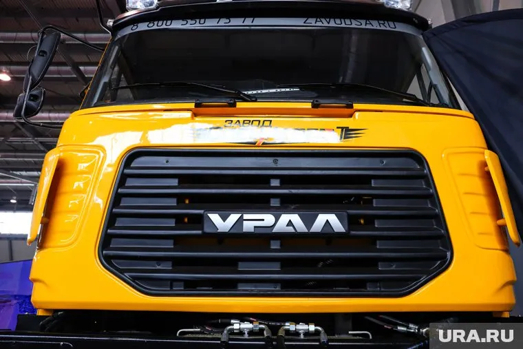 Грузовик «Урал», принадлежащий Минобороны РФ, попал в ДТП на трассе «Воронеж − Луганск», пишет Baza