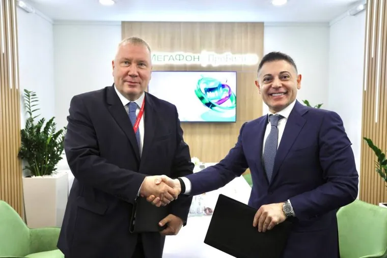 Павел Шиляев (слева) и Эмин Антонян подписали соглашение о сотрудничестве ММК и "МегаФона"