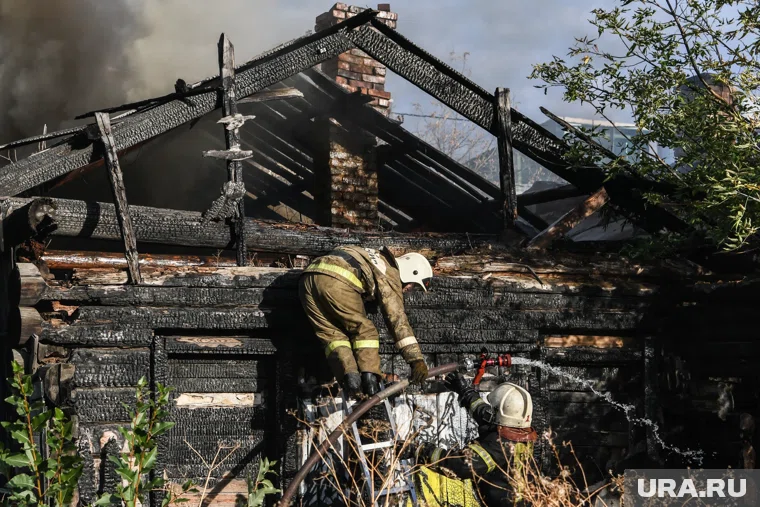 Основной рассматриваемой версией возникновения возгорания является неосторожное обращение с огнем при курении
