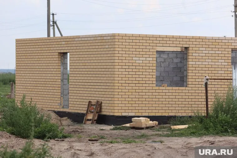 Строительная компания не завершила возведение дома в срок