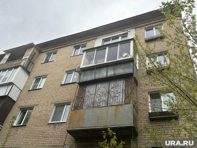 Мужчины раскачивали перила и упали вместе с балконом 