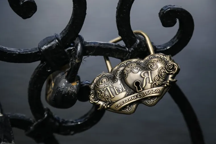 Свадебные замки на решетке пешеходного моста в историческом сквере. Екатеринбург