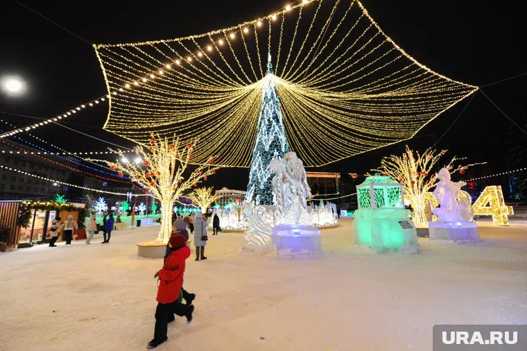 Ледовый городок на площади Революции в Челябинске открыли 27 декабря
