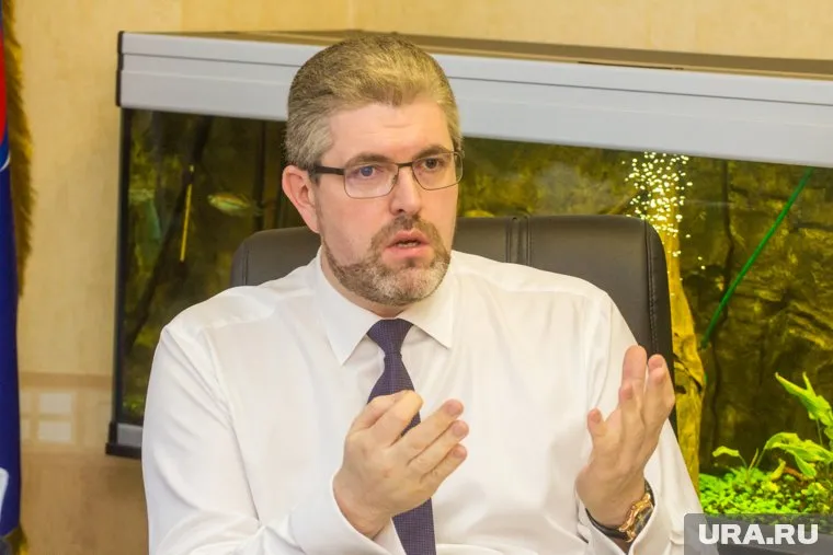 Сергей Дегтярев не видит проблемы в том, что у его зама нет машины и телефона