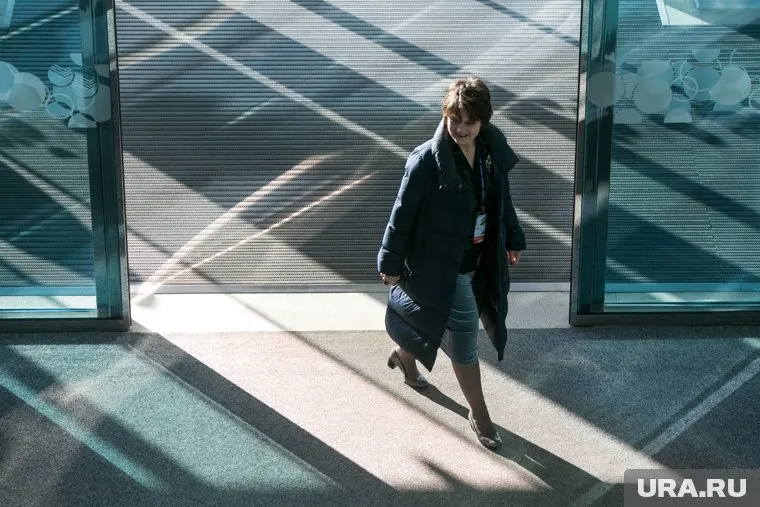 Свердловчанка не заметила стеклянную дверь и врезалась в нее лицом