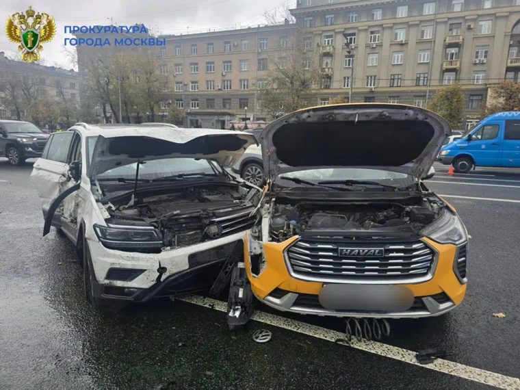 В результате ДТП трое пострадавших, сообщили в экстренных службах