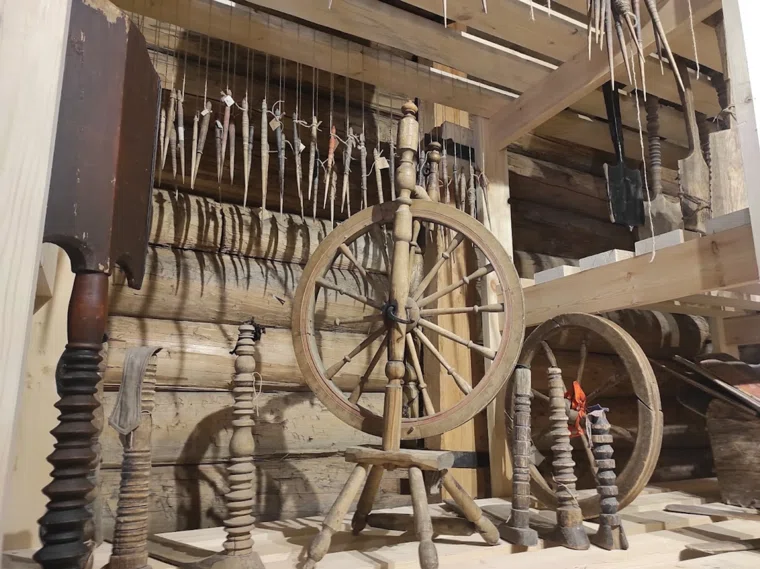 Одних только прялок в коллекции музея невообразимое множество