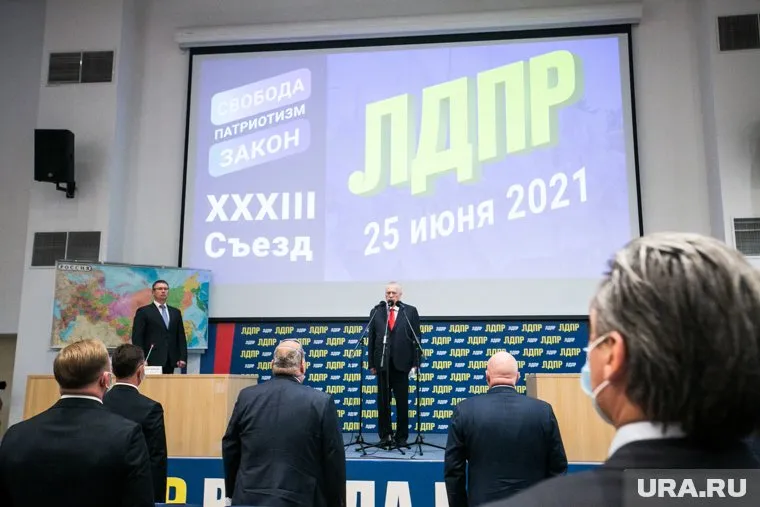 Депутаты ЛДПР борются за место Жириновского, рассказал Делягин