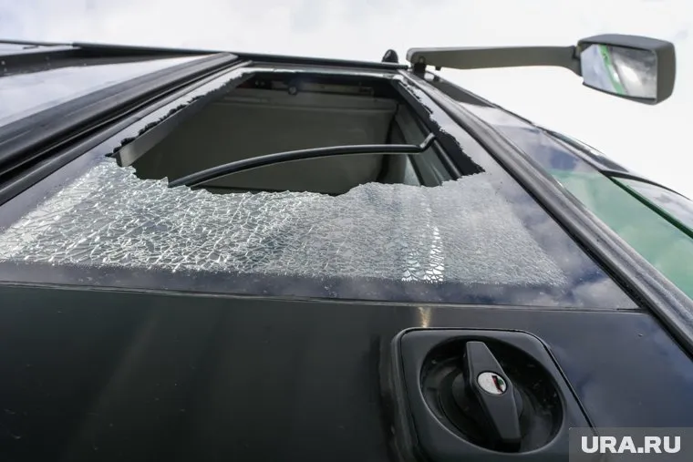 Юные спортсмены помогали друг другу, когда автобус задымился