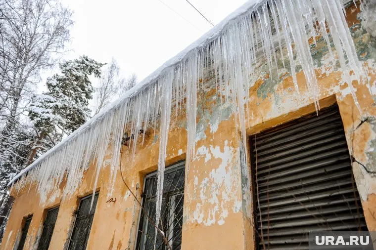 В аварийном доме в Лабытнанги произошла утечка из труб теплоснабжения