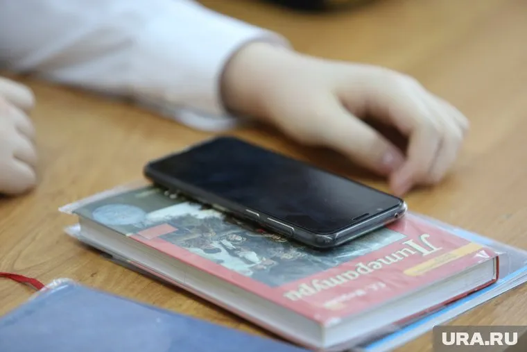 Введение запрета на телефоны не подразумевает их обязательное изъятие