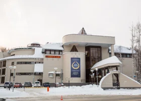 В музее Ханты-Мансийска открылась выставка украшений из зубов летучих мышей, клыков и жемчуга