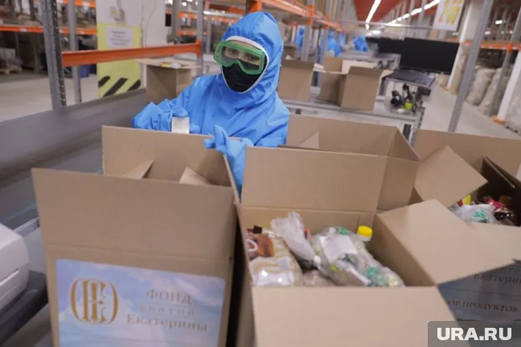 Для подготовки продуктовых наборов выстроили конвейер