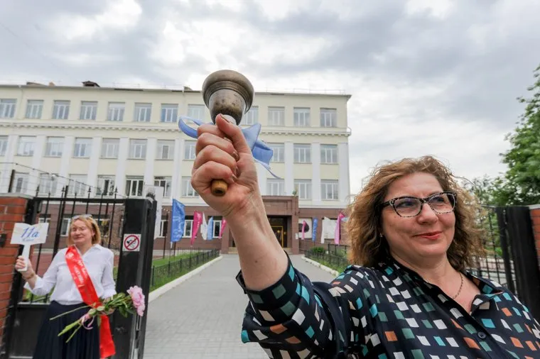 Последний звонок в гимназии 10. Челябинск