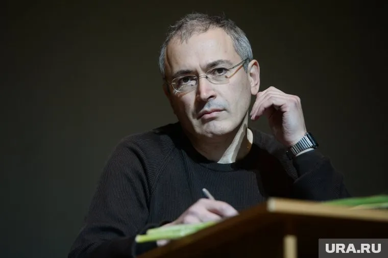 В окружении экс-главы "ЮКОСа" признались, что он продолжает финансировать ряд проектов в России