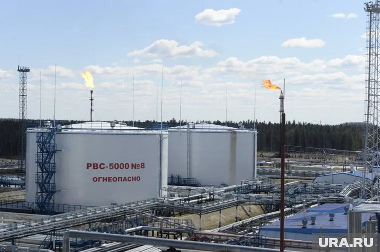 Цены на нефть марки Urals превысила лимит в 60 долларов за баррель впервые с декабря 2022-го