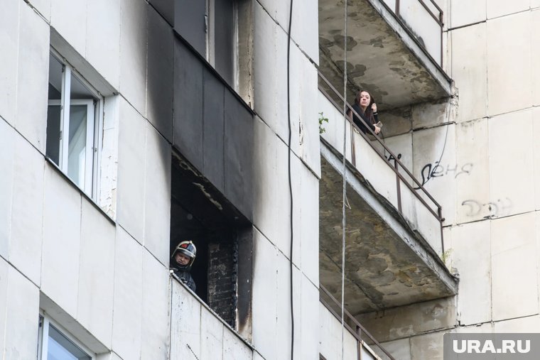 Тюменские пожарные спасли 10 человек из горящей многоэтажки