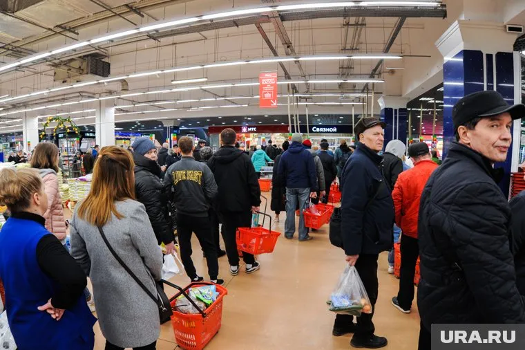 Некоторые москвичи собираются в магазинах вопреки указу мэра столицы