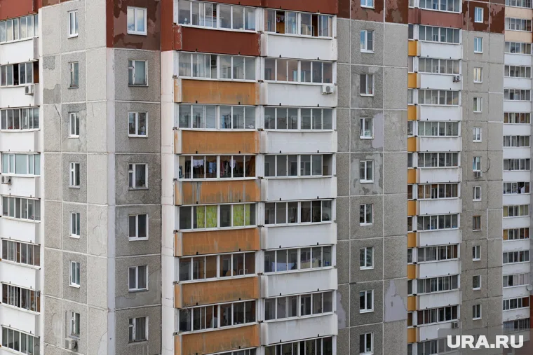 Женщина выходила покурить на балкон и дым попадал в соседнюю квартиру