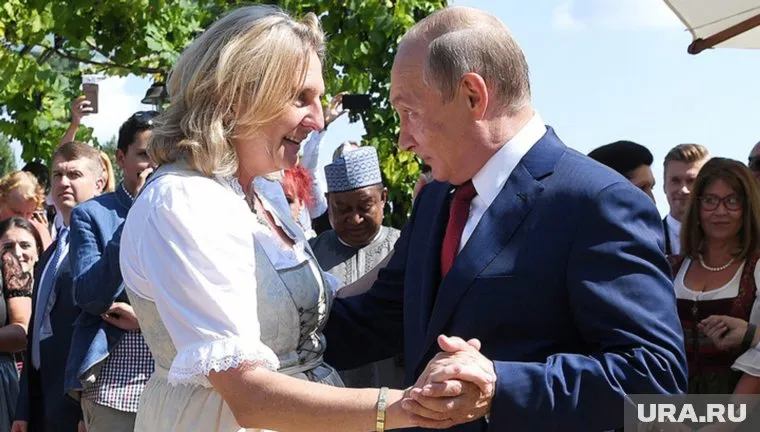 После свадьбы с участием Путина к главе австрийского МИД приковано внимание прессы
