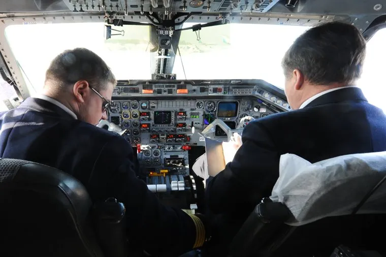 Аэропорт. Самолет. Челябинск., самолет, кабина пилота, летчик