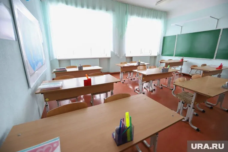 Преподаватели опасаются, что человек может повлиять на детей