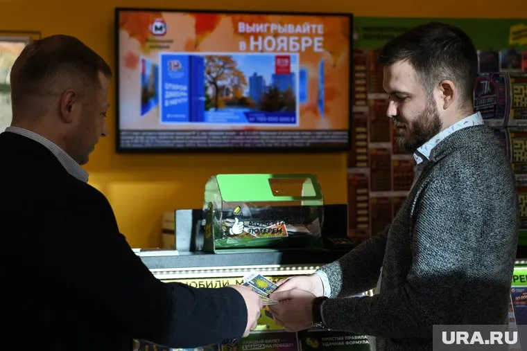 Мужчина купил два билета, и один из них стал счастливым (архивное фото)