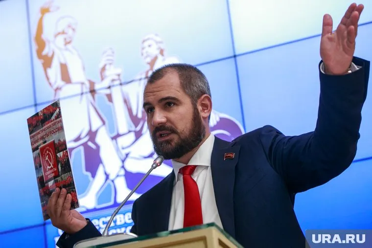 Сталинец Сурайкин разительно отличается от «оппортуниста» Зюганова