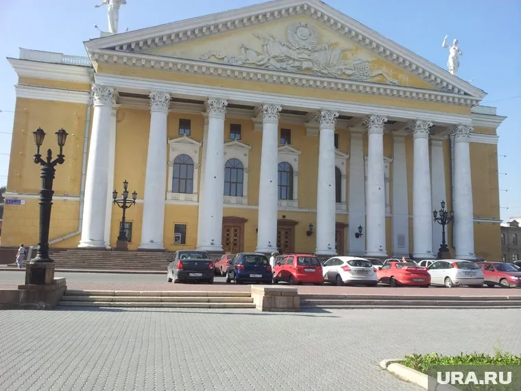 Первые лица оперного театра общаются с операми