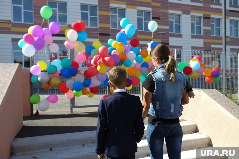 К новой школе, которую не открыли 1 сентября, курганцы несли шарики