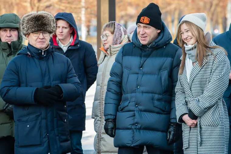 Возложение цветов к памятнику Ельцину. Екатеринбург