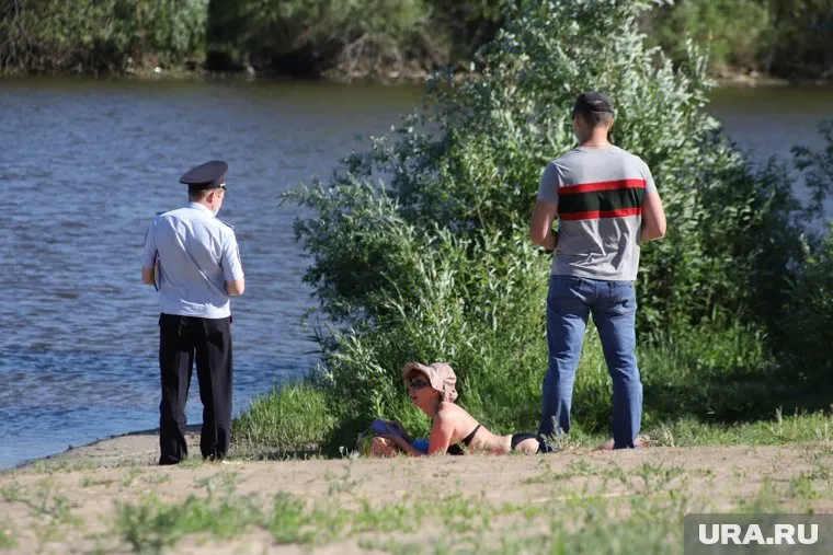 Полицейские пытались уговорить сургутянок покинуть парк, но те отказывались