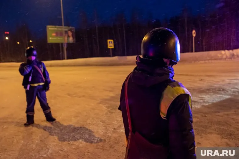 Полицейские работают в бронежилетах и касках