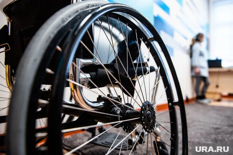 Мужчина украл у одной из женщин телефон, у второй — телефон и золотую сережку