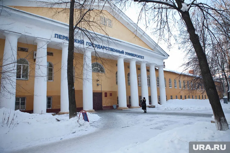 Студентка упала на обледеневшей дорожке (архивное фото)