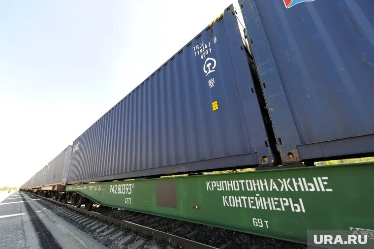 Спроса на перевозку грузов через Россию резко вырос, пишет FT