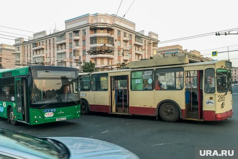 Троллейбус №5 направлен по маршруту АМЗ — Площадь Революции — Железнодорожный вокзал