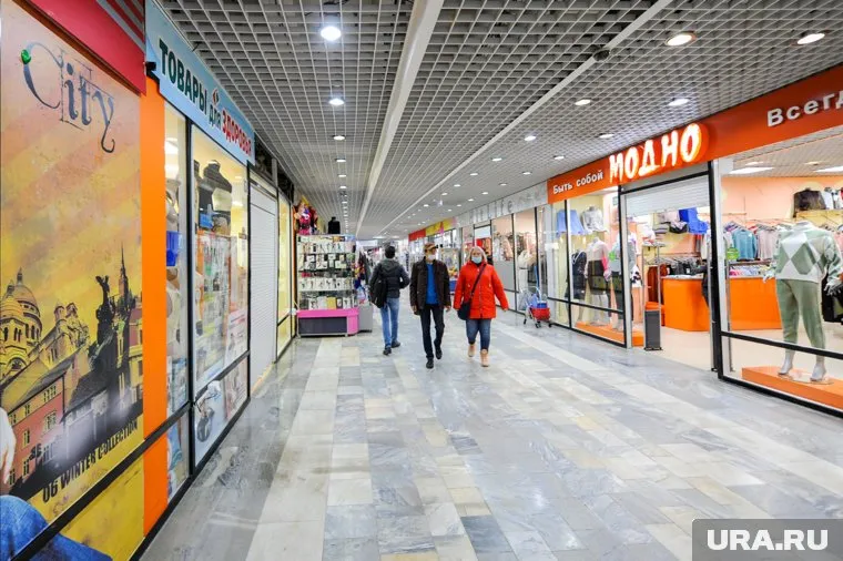 В двухэтажном помещении есть три больших торговых зала