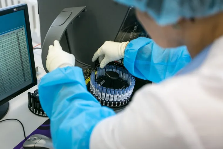 Открытие СПИД-центра. Москва, лаборатория, пробирки, спид-центр, вич, врачи, медперсонал, медицина, медтехника, приборы, оборудование, робототехника, люди в белых халатах