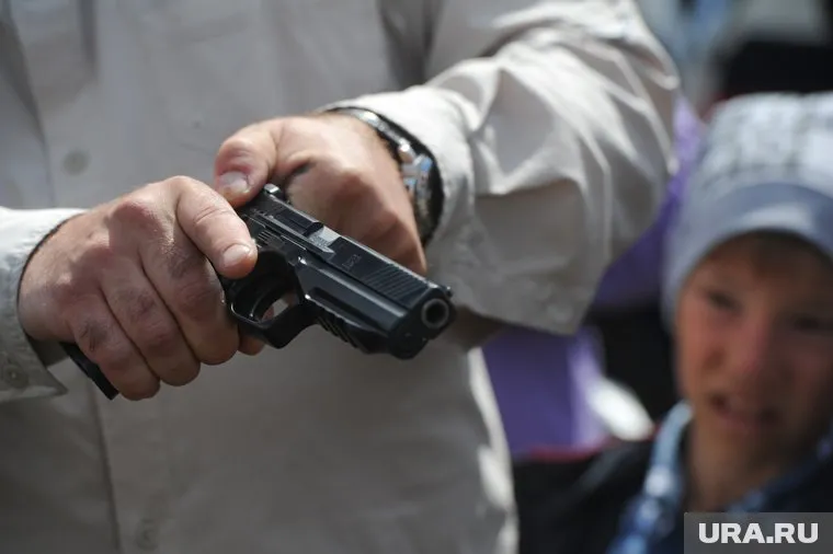 На видеозаписи видно, как один водитель выстрелил в другого во время перепалки